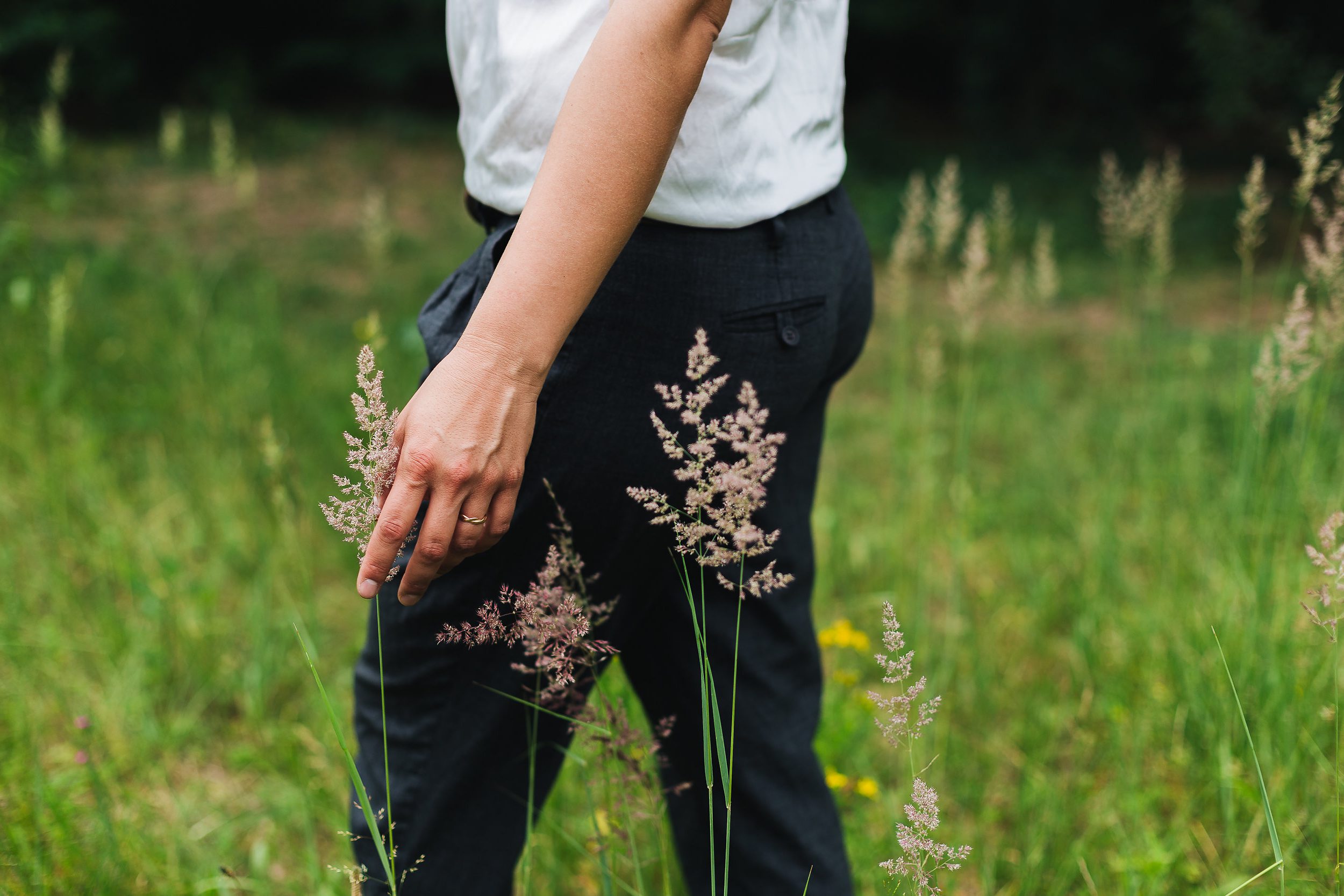 Johanna in Wiese mit Grashalmen