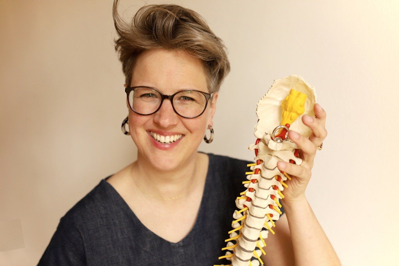 Johanna zeigt Kopfgelenk am Modell