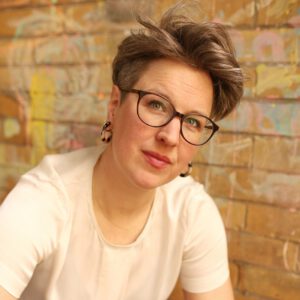 Johanna vor bunter Wand